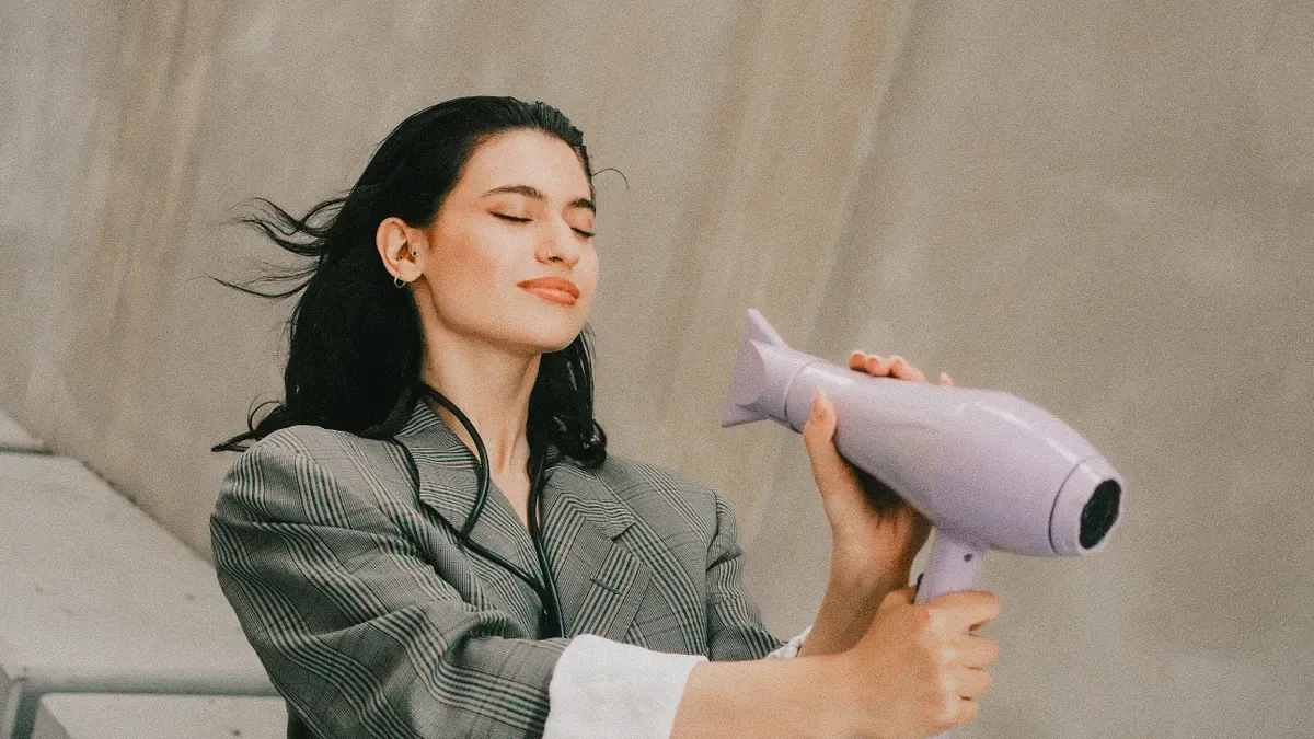 Which is better, the Revair Reverse hair dryer or the Revlon hair brush dryer? 3 Удобство использования